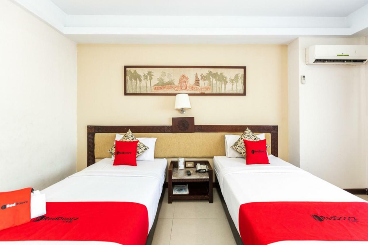 Reddoorz Plus @ Losari Beach Hotel Makassar Exterior foto
